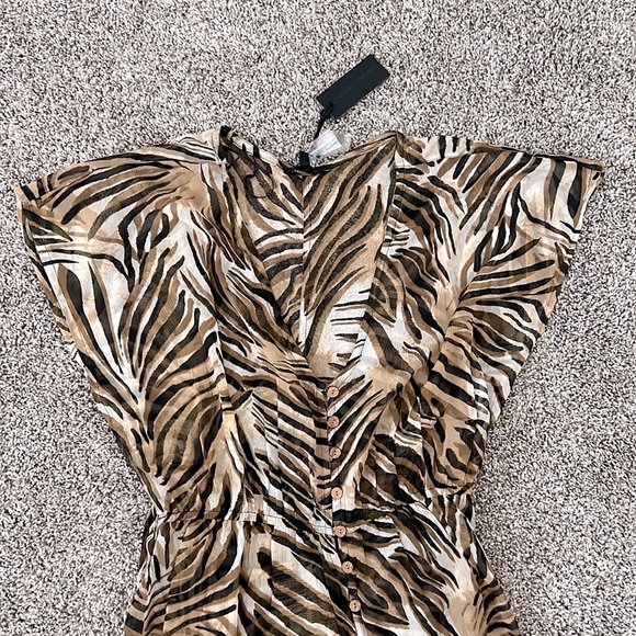 Kendal & Kylie sheer tiger leaf coverup with two slits on the front. Size:M. NWT - Picture 2 of 3